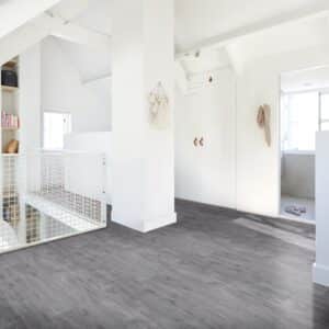 Dasos Sheet Vinyl – Frozen Oak in a hallway