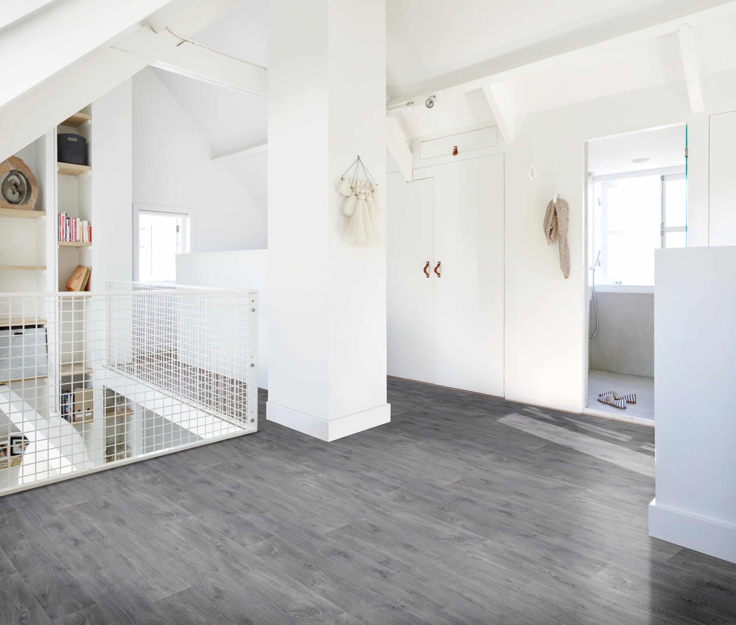 Dasos Sheet Vinyl – Frozen Oak in a hallway