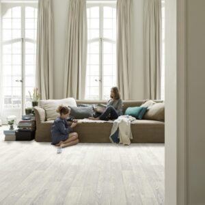 Dasos Sheet Vinyl – Iced Oak in a living room
