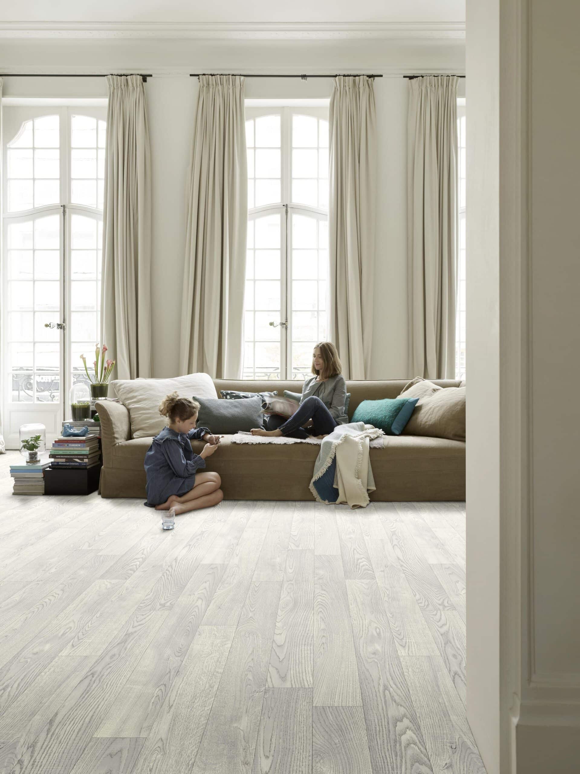 Dasos Sheet Vinyl – Iced Oak in a living room
