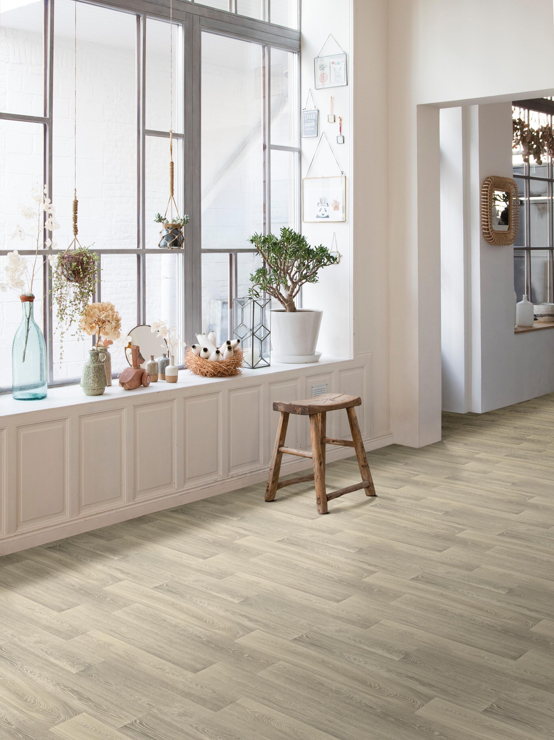 Juno Sheet Vinyl – American Oak in a hallway