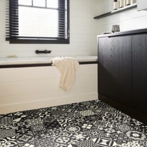 Kefi Sheet Vinyl – Art Deco Floral in a bathroom